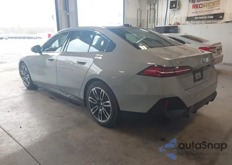 2026 BMW 530I xDrive z USA, uszkodzony, nr VIN WBA53FJ05TCW46228